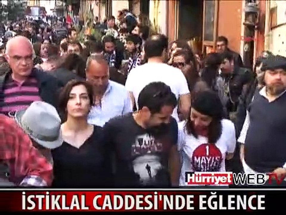 TAKSİM MEYDANI'NDA KUTLAMA İSTİKLAL CADDESİ'NDE EĞLENCE
