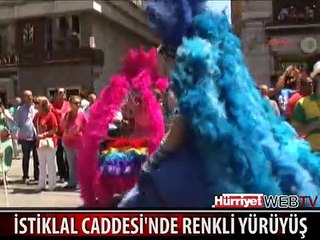 İSTİKLAL CADDESİ'NDE RENKLİ YÜRÜYÜŞ