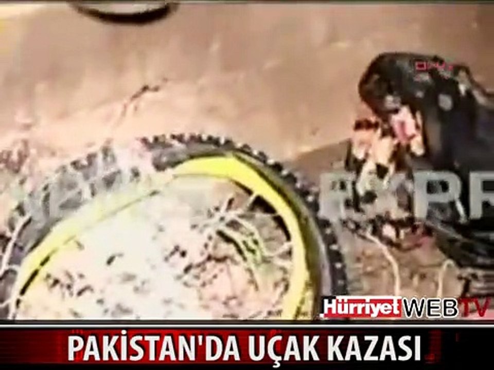 PAKİSTAN'DA UÇAK KAZASI