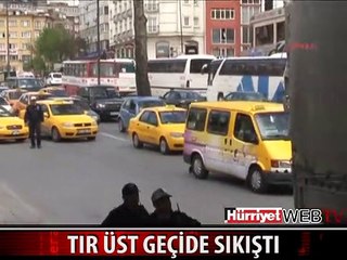FATİH'TE TIR ÜST GEÇİDE SIKIŞTI