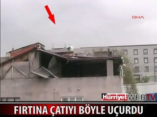 ÇATININ UÇMA ANINI BÖYLE GÖRÜNTÜLEDİ