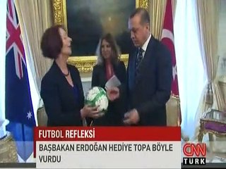 BAŞBAKAN ERDOĞAN HEDİYE TOPA BÖYLE VURDU