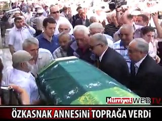 ÖZKASNAK ANNESİNİN CENAZE TÖRENİNE KATILDI