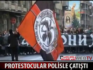 ÜSKÜP'TE PROTESTOCULAR POLİSLE ÇATIŞTI