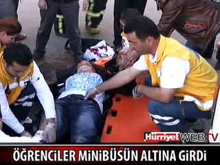 MOTOSİKLETLİ ÖĞRENCİLER MİNİBÜSÜN ALTINA GİRDİ