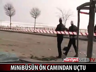 KAZA YAPAN MİNİBÜSÜN ÖN CAMINDAN UÇTU