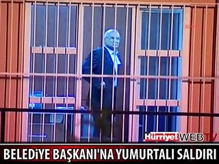 ADALAR BELEDİYE BAŞKANI'NA YUMURTALI SALDIRI