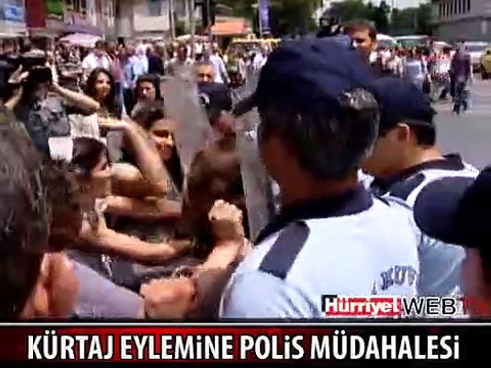 DOLMABAHÇE'DE KÜRTAJ EYLEMİNE POLİS MÜDAHALESİ