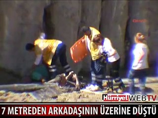 İNŞAAT İŞÇİSİ 7 METREDEN ARKADAŞININ ÜZERİNE DÜŞTÜ