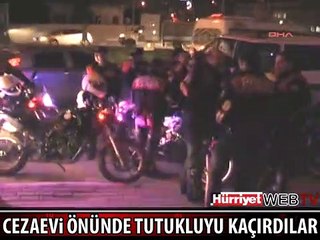 POLİS ARACININ ÖNÜNÜ KESİP TUTUKLUYU KAÇIRDILAR