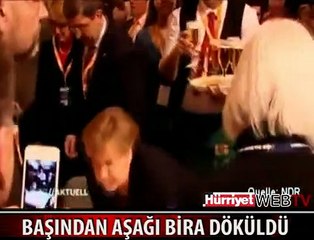 MERKEL'İN BAŞINDAN AŞAĞI BİRA DÖKÜLDÜ