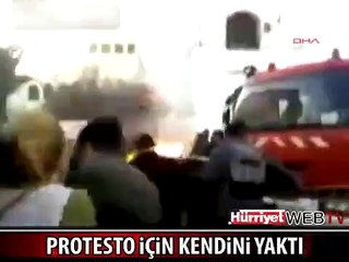 PROTESTOCU 5 GENÇ KENDİNİ YAKTI