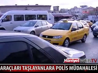 TAKSİM'DE ARAÇLARI TAŞLAYAN GRUBA POLİS MÜDAHALESİ