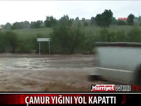 SELLE GELEN ÇAMUR YIĞINI ORHANELİ-HARMANCIK YOLUNU KAPATTI