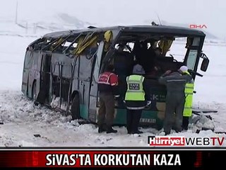 İŞÇİ TAŞIYAN SERVİS OTOBÜSÜ DEVRİLDİ: 36 YARALI