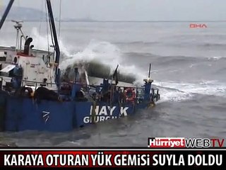 KARAYA OTURAN YÜK GEMİSİ SUYLA DOLDU