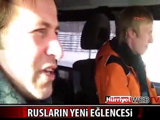 RUSLARIN YENİ EĞLENCESİ: BUZDA ARABA KAYAĞI