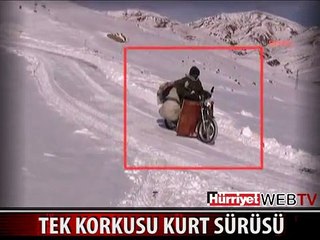 MOTOSİKLETİ İLE KARLI YOLLARA MEYDAN OKUYOR