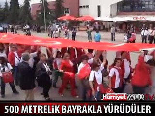 500 METRELİK TÜRK BAYRAĞIYLA YÜRÜDÜLER