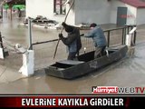 EVLERİNE KAYIKLA GİRDİLER