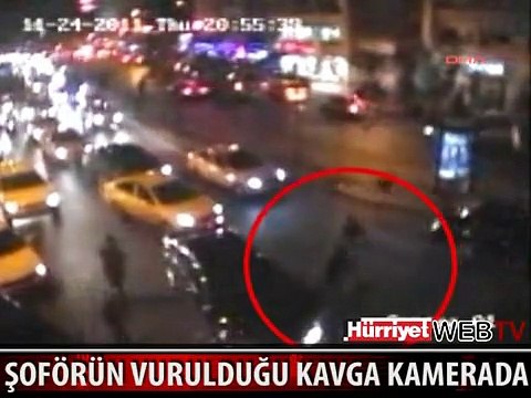 BEYOĞLU'NDA CADDE ORTASINDA YAŞANAN KAVGA KAMERADA