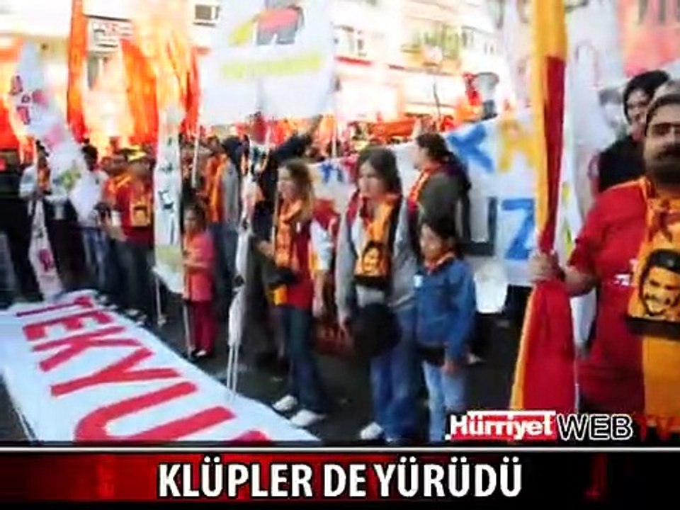 1 MAYIS'TA FB VE GS TARAFTARLARI BİRLİKTE YÜRÜDÜ