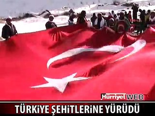 TÜRKİYE ŞEHİTLERİNE YÜRÜDÜ