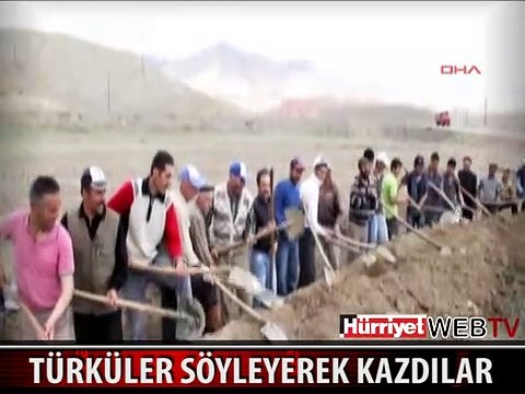 TÜRKÜ SÖYLEYEREK KAZDILAR