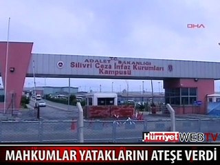 MAHKUMLAR YATAKLARINI ATEŞE VERDİ