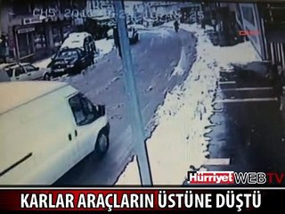 ÇATIDA BİRİKEN KAR BÖYLE DÜŞTÜ