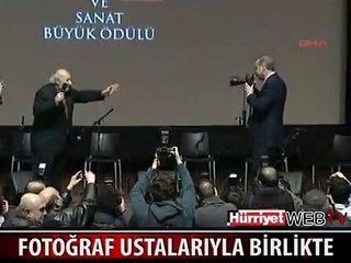 BAŞBAKAN ERDOĞAN FOTOĞRAF USTALARININ FOTOĞRAFINI ÇEKTİ