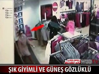 ŞIK GİYİMLİ GÜNEŞ GÖZLÜKLÜYDÜ