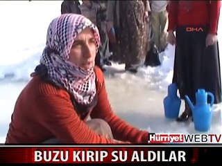 BUZLARI KIRARAK SU ALIYORLAR