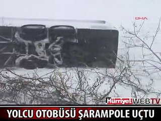 YOLCU OTOBÜSÜ BUZLANAN YOLDA KAYIP ŞARAMPOLE UÇTU