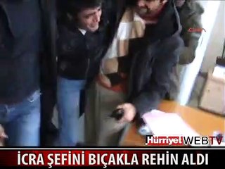 BIÇAKLA İCRA ŞEFİNİ REHİN ALDI