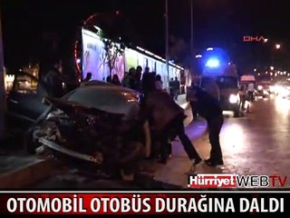 OTOMOBİL OTOBÜS DURAĞINA DALDI: 2 YARALI