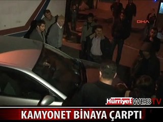 KAMYONET BİNAYA ÇARPTI