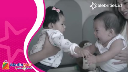 Baby Izz dan Baby Ameena Main Bareng, Aurel Hermansyah Senang Bukan Kepalang