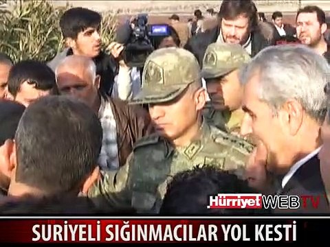 SURİYELİ SIĞINMACILAR KARAYOLUNU TRAFİĞE KAPATTI