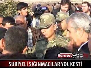 SURİYELİ SIĞINMACILAR KARAYOLUNU TRAFİĞE KAPATTI