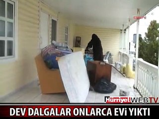 DEV DALGALAR YAZLIK EVLERİ YIKTI