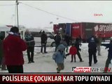 VAN'DA POLİSLERLE ÇOCUKLARIN KARTOPU SAVAŞI