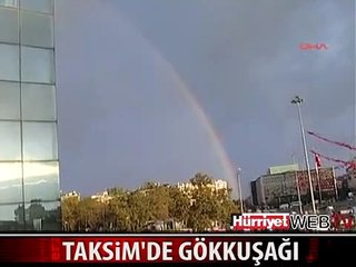 TAKSİM'DE GÖKKUŞAĞI VATANDAŞLARI MEST ETTİ