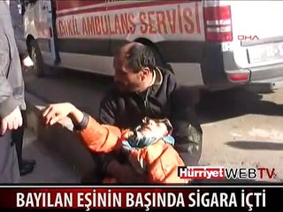 BAYILAN EŞİNİN BAŞINDA SİGARA İÇİNCE