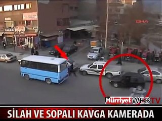 CADDE ORTASINDA SİLAHLI SOPALI KAVGA