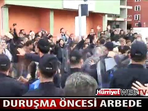 TUTUKLU YAKINLARIYLA POLİS ARASINDA ARBEDE YAŞANDI