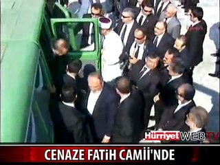 BAŞBAKAN ERDOĞAN ANNESİNİN TABUTUNA OMUZ VERDİ