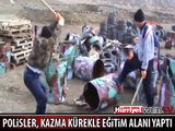 POLİSLER KAZMA KÜREKLE EĞİTİM ALANI YAPTI