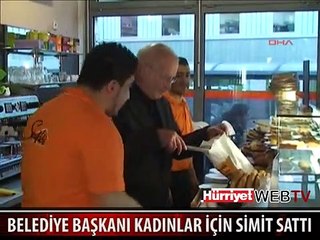BELEDİYE BAŞKANI KADINLAR İÇİN SİMİT SATTI