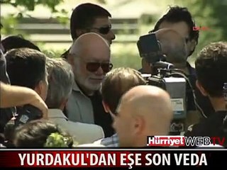 EŞİNE SON KEZ VEDA ETTİ